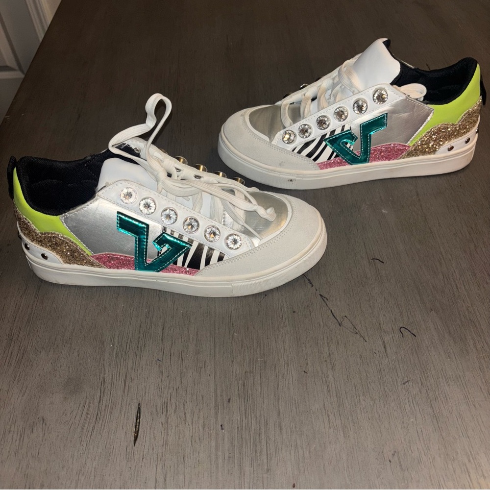 Rouge! Stylish Women's Sneakers with Multicolor Accents Size 9